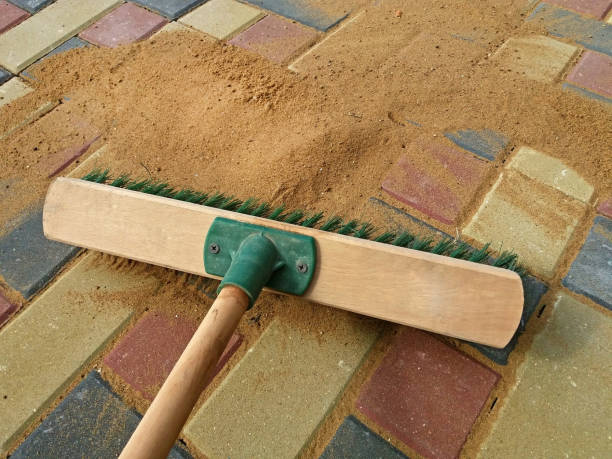 Brushing dry sand and filling paving joints, Finishing work