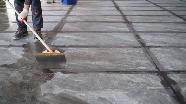 The master washes the tiles after grouting. The tiler washes the tiles after work.